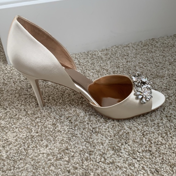 NIB Badgley Mischka size 9 1/2 special occasion heels, ivory satin, new & unworn - Picture 3 of 6